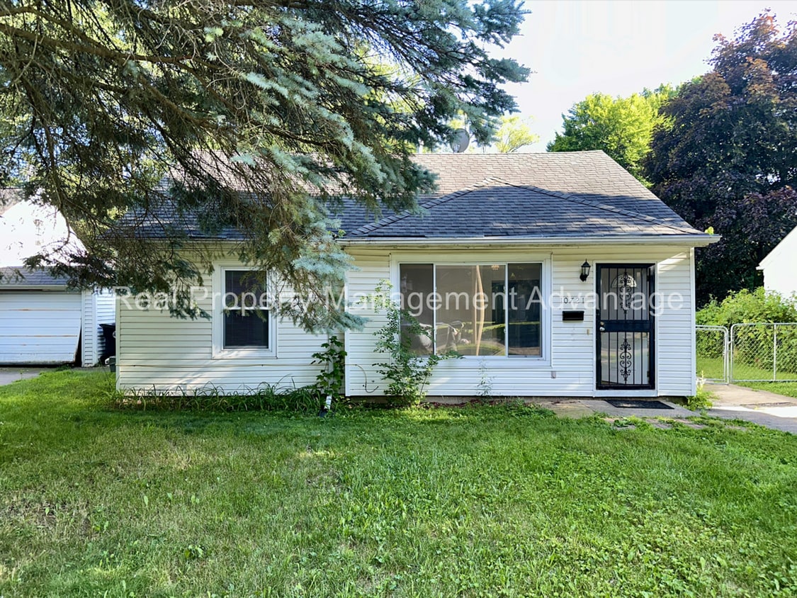 Primary Photo - Mid-Century Ranch Boasts 3 Large Bedrooms ...