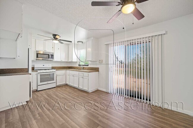 Foto del edificio - Spacious 3 bed/1 bath Corner Home In Hespe...