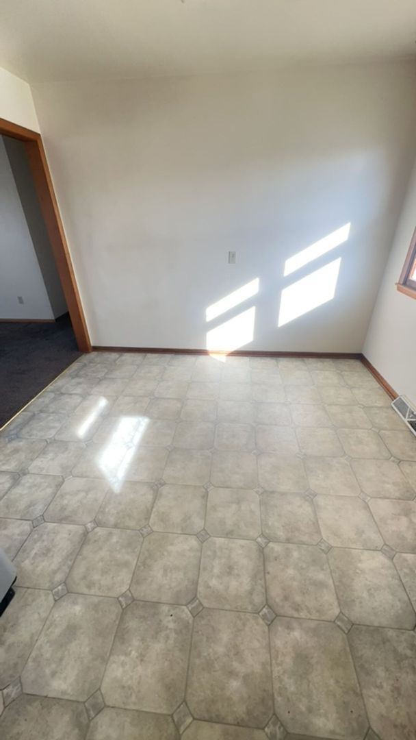 Building Photo - 3 Bedroom, 1 Bathroom House with attached Garage