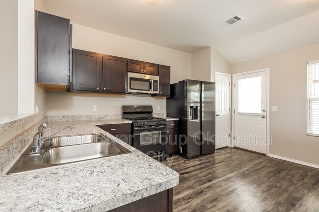 Building Photo - 221 Blue Dr