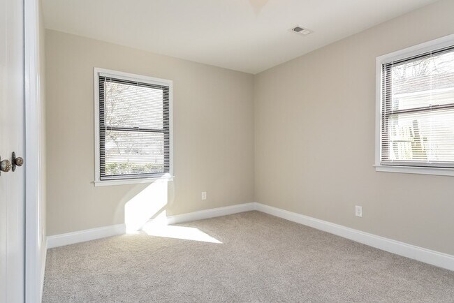 Building Photo - Stunning 3 Bedroom