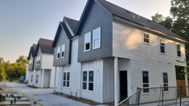 Building Photo - 5126 Clover St