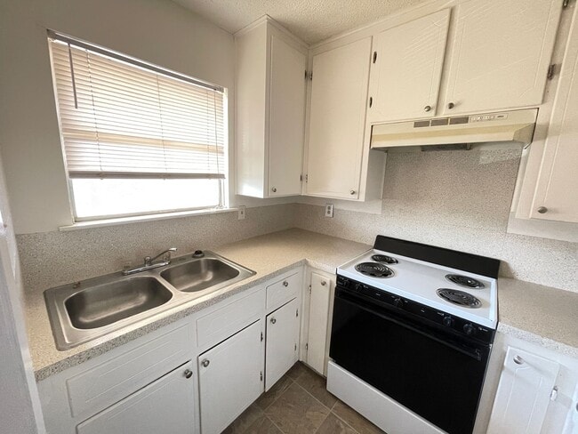 Building Photo - 101 E Cardinal Ln