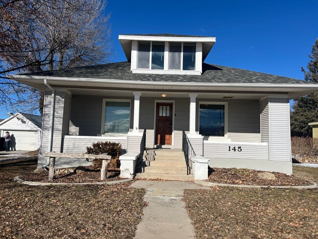 Building Photo - Charming home in Fairview