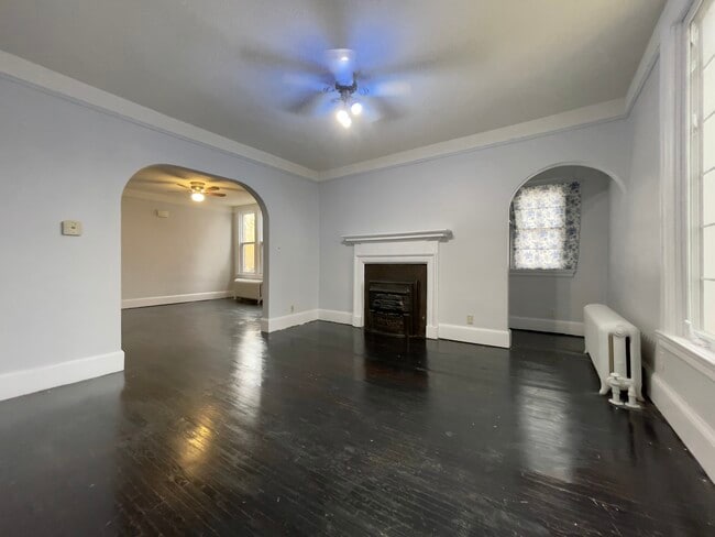 Building Photo - Spacious 3-bedroom upper-level apartment a...
