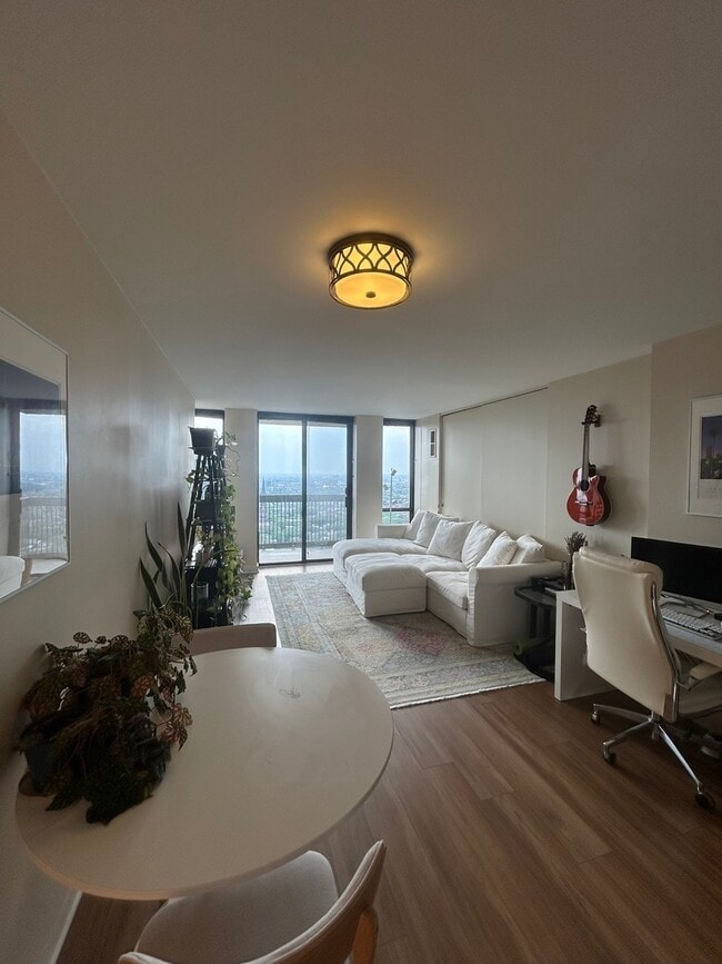 Building Photo - 1660 N La Salle Dr