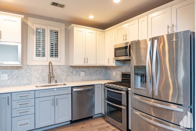 Building Photo - 2 bedroom in Chicago IL 60657