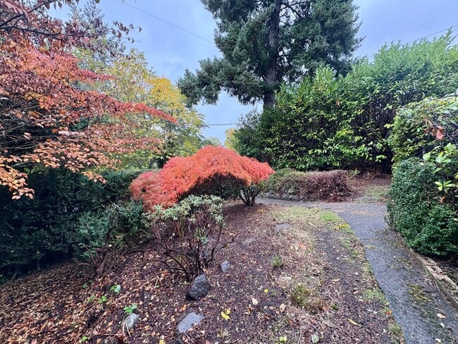 Building Photo - Freshly Painted Large Queen Anne Home! $3495
