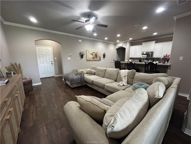 Foto del edificio - AUGUST MOVE IN!! Beautiful 3 Bedroom Townhome Available for Lease!