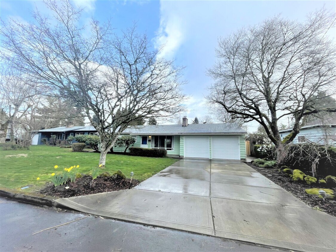 Primary Photo - 3+ bedroom, two-bath, single family home w...