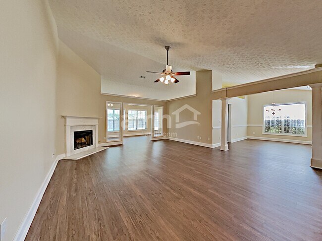 Building Photo - 3195 Victoria Park Drive