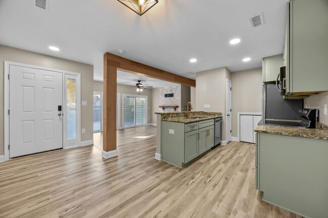 Building Photo - 425 W 8th St