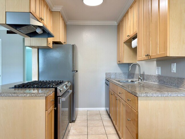 Building Photo - One Block to the Beach in South O!