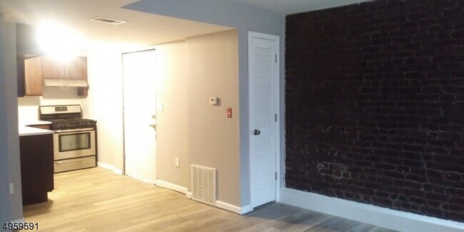 Building Photo - 293 Hawthorne Ave
