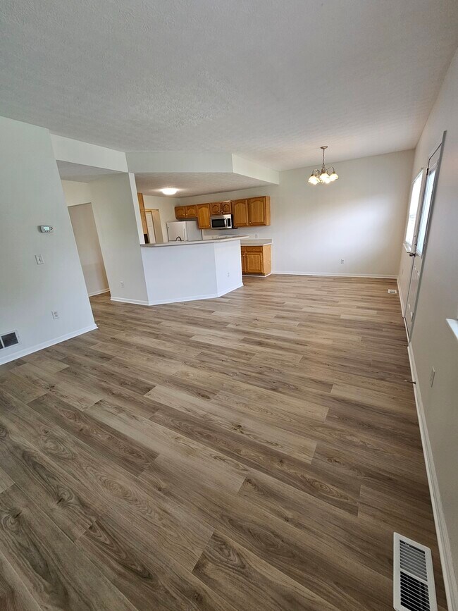 Family Room - 138 Wagnalls Ct