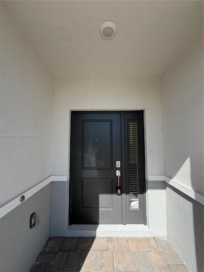 Foto del edificio - 323 NE 16th St