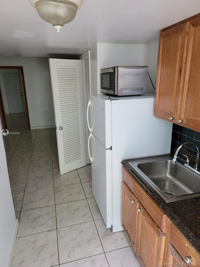 Building Photo - 6490 Collins Ave