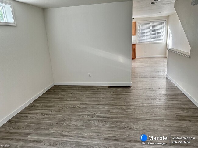 Foto del edificio - 2 br, 2 bath Townhome - 7441 4th Ave NE Apt A