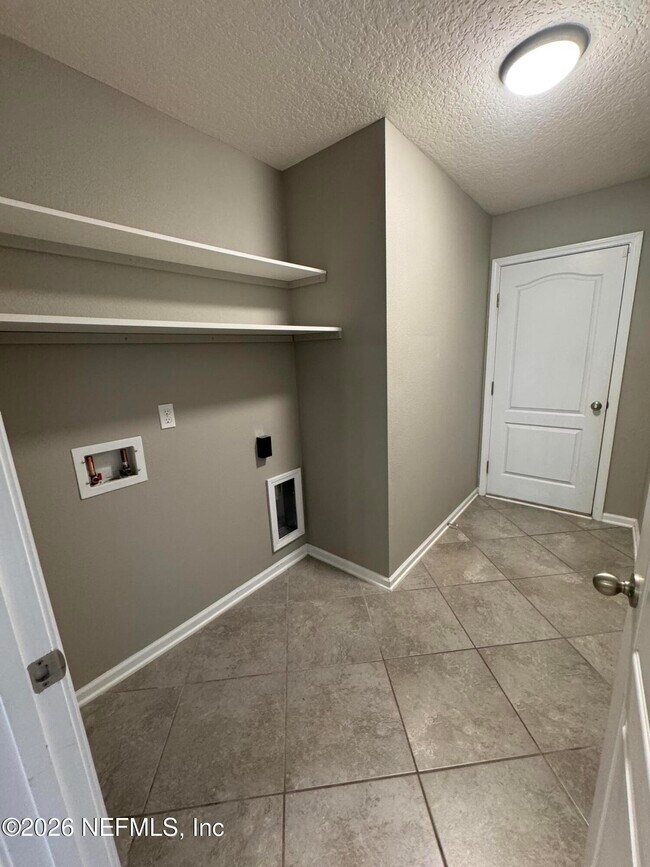 Building Photo - 5409 Parkside Lakes Dr