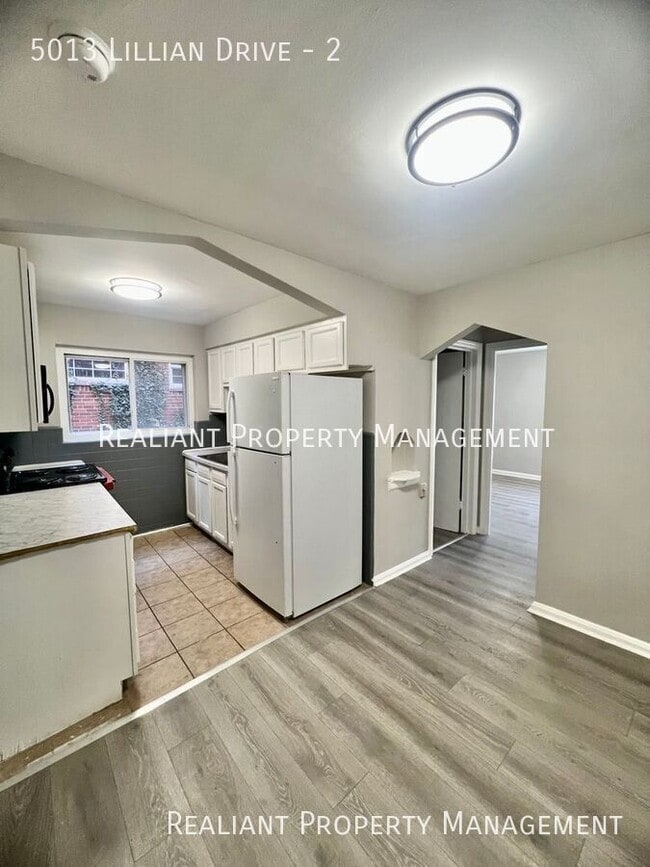 Foto del edificio - 5013 Lillian Dr