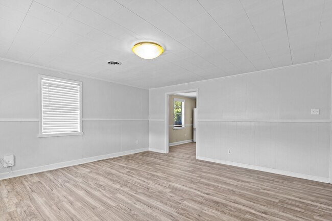 Building Photo - 404 Pine St