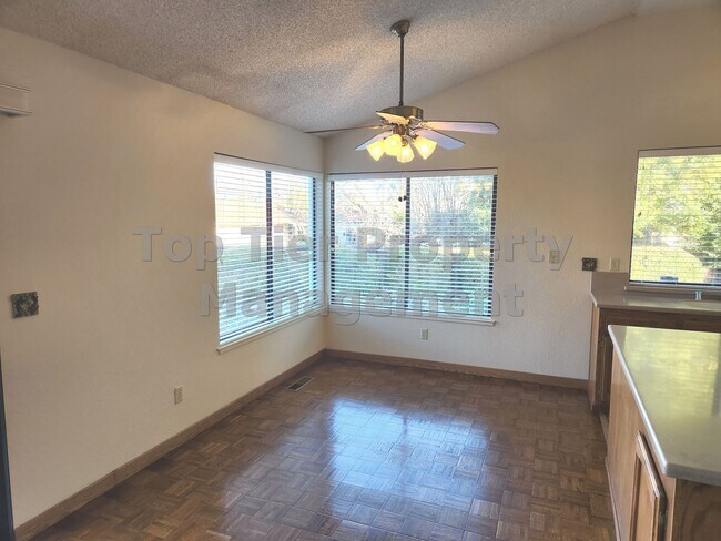 Foto del edificio - Spacious 4 Bed/2 Bath /1,970 square foot h...