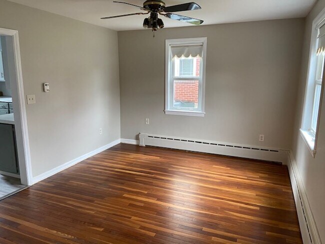 Building Photo - Single family house ~ 3 bedrooms, 1.5 bath...