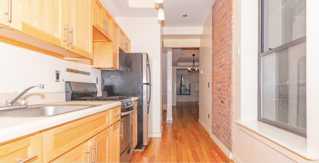 Building Photo - 407 Suydam St