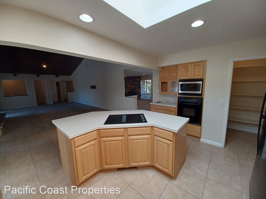 Foto principal - 4 br, 3 bath House - 8435 HIDDEN LAKE DRIVE