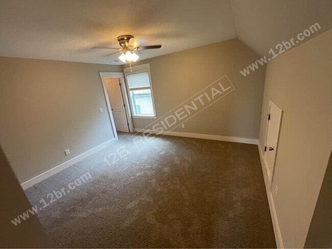 Foto del edificio - Exquisite 4-Bed, 2.5-Bath Home with Firepl...