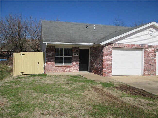 Building Photo - 809 E Glendale Ln
