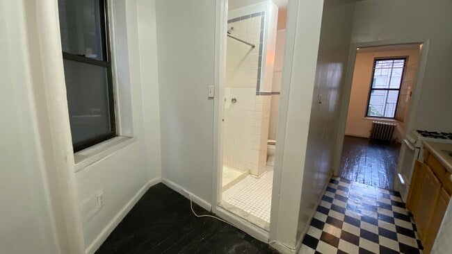 Kitchen - 512 E 12th St