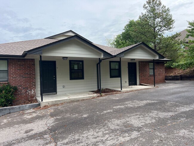 Building Photo - 608 E Rolling Hills Dr