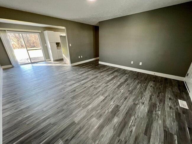 Foto del edificio - Massive Space! 4 Bedrooms 2 Bathrooms - Cr...