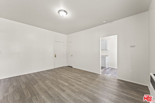 Foto del edificio - 842 W 83rd St