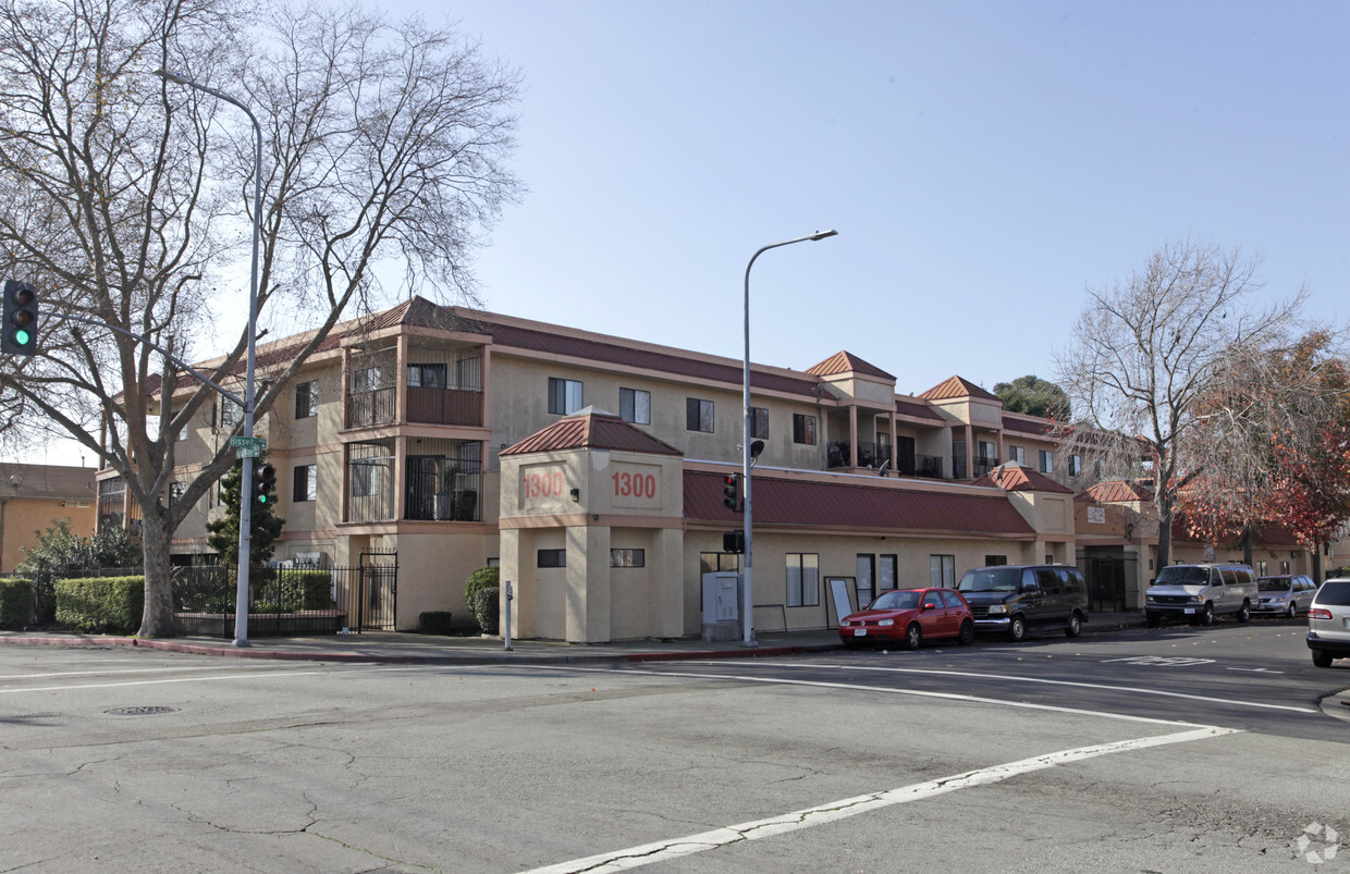 Primary Photo - Bissell Avenue Apartments