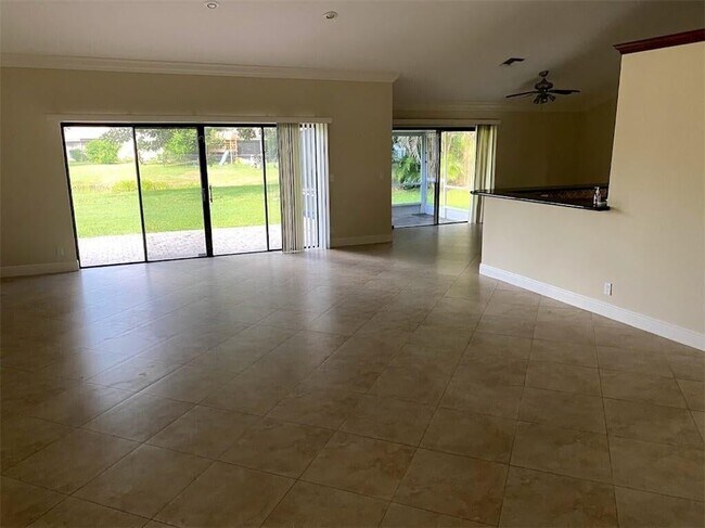 Building Photo - 9415 Sun Pointe Dr