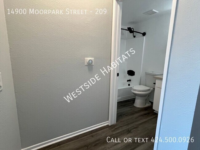 Foto del edificio - 14900 Moorpark St