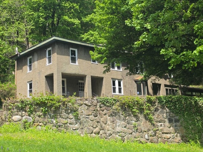 Building Photo - 7 Stone Ridge Rd