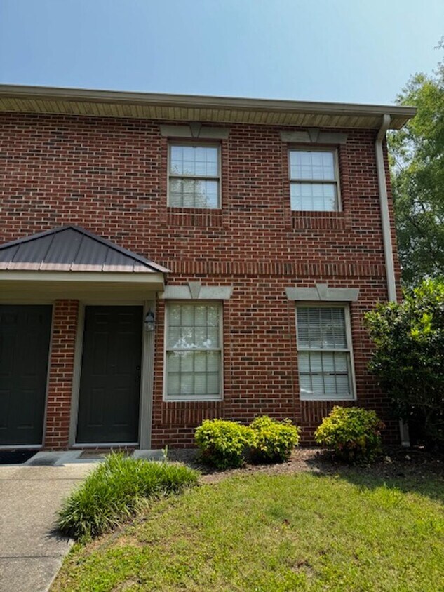 Foto principal - 2 Bedroom 1.5 Bath Townhouse