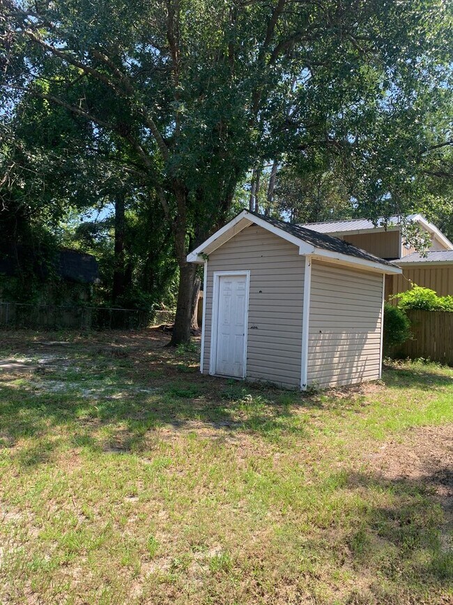 Building Photo - 3 Bedroom 2 Bath House Available Now!