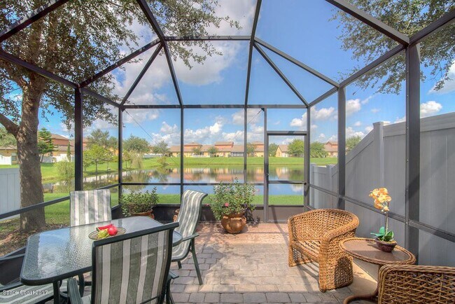 Patio cerrado con vistas al lago. - 4590 Radiant Way