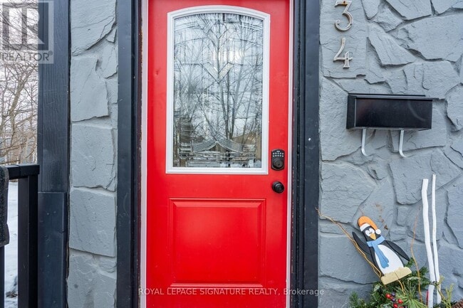 Building Photo - 34 Bond St S