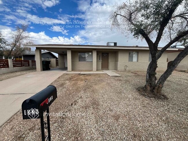 Building Photo - 1026 W Danbury Dr