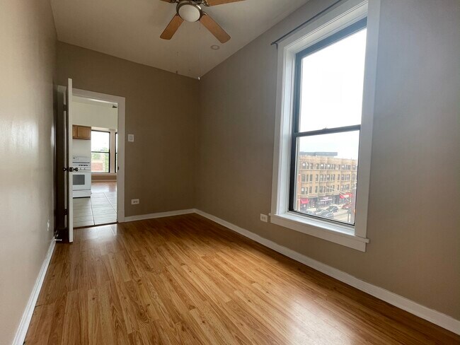 Building Photo - 2418 N Clybourn Ave