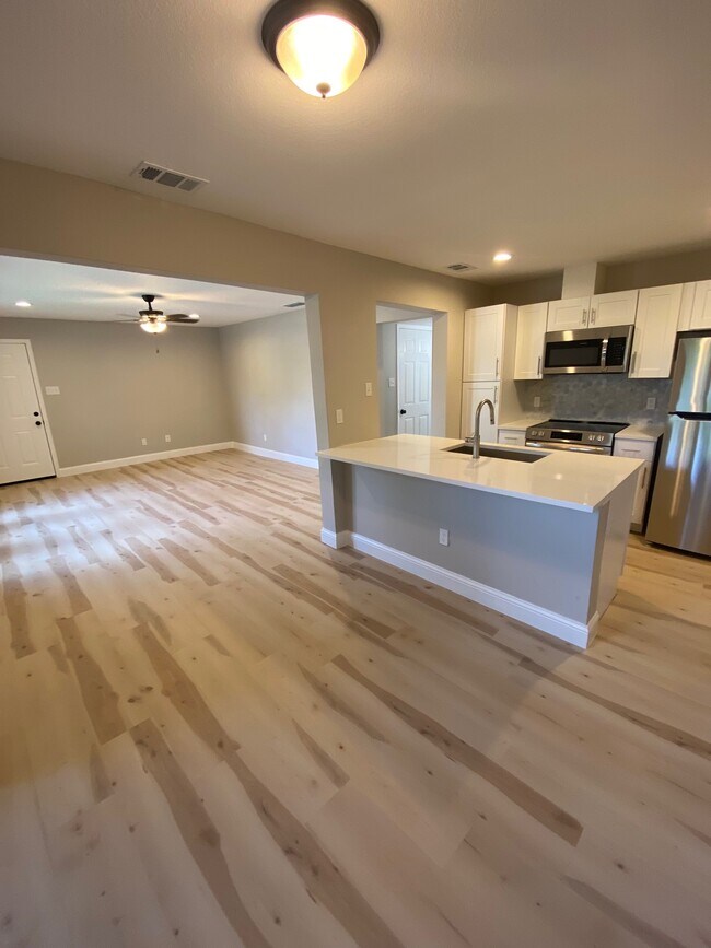 Building Photo - 5826 Sandhurst Ln