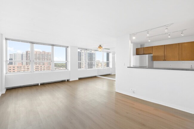 Foto del edificio - 655 W Irving Park Rd