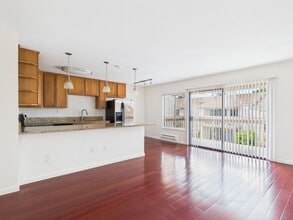 Building Photo - 300 Glenwood Cir
