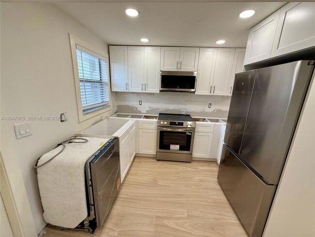 Foto del edificio - 8600 Sunrise Lakes Blvd