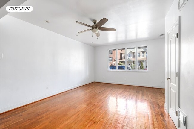Building Photo - 614 E 7th St